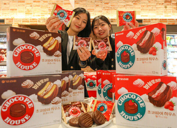 ▲신제품 초코파이 하우스 초코앤크림·딸기앤크림을 소개하는 모습. ⓒ현대백화점