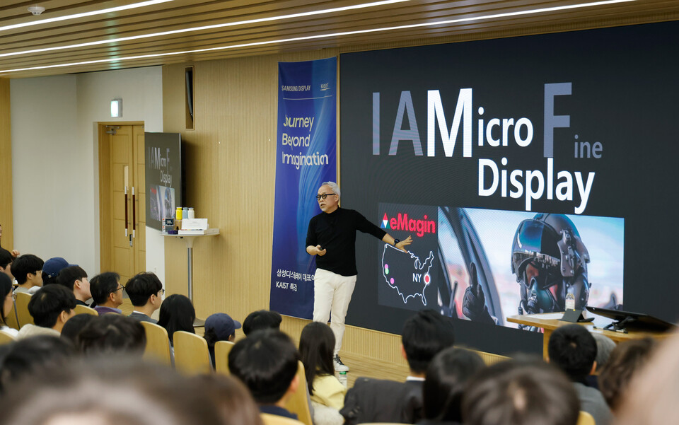 ▲최주선 삼성디스플레이 사장(가운데)이 6일 KAIST 정보전자공학동에서 ‘삼성디스플레이, 상상을 뛰어넘는 여정’을 주제로 강연하고 있다. ⓒ삼성디스플레이