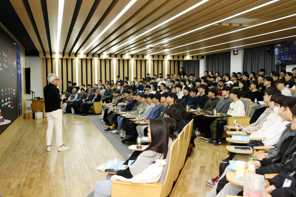 ▲6일 KAIST 정보전자공학동에서 진행된 최주선 삼성디스플레이 사장의 강연에 참석한 KAIST 재학생들. ⓒ삼성디스플레이