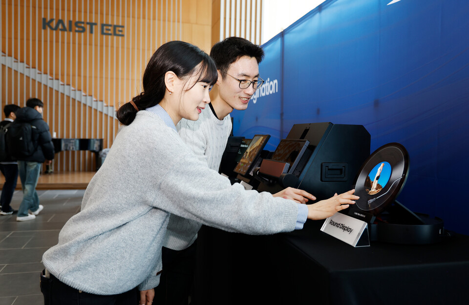 ▲6일 KAIST 정보전자공학동에서 열린 삼성디스플레이 차세대 제품 전시회에서 재학생들이 디스플레이 제품을 살펴보고 있다. ⓒ삼성디스플레이