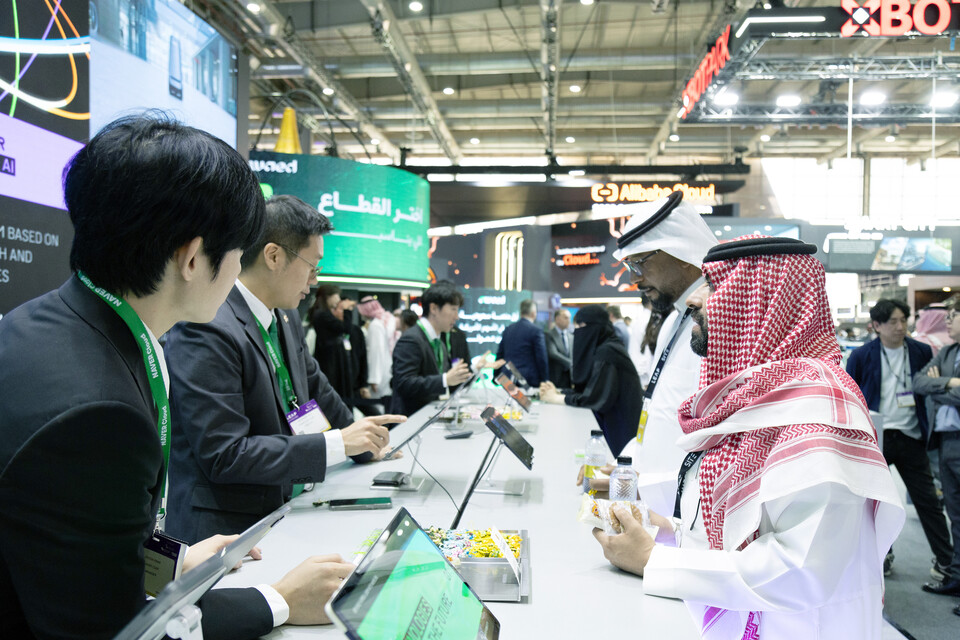 ▲사우디아라비아 최대 IT 전시회 LEAP 2024에 참가한 팀네이버 부스에서 상담이 이뤄지고 있다. ⓒ네이버