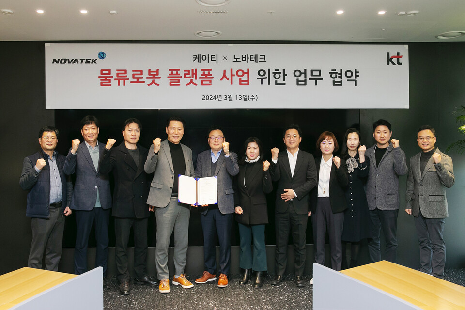 ▲이상호 KT AI 로봇사업단 단장(왼쪽 다섯번째)과 송동석 노바테크 대표(왼쪽 네번째)를 비롯한 양사 임직원들이 13일 KT송파사옥에서 진행된 ‘물류로봇 플랫폼 사업’을 위한 업무협약식에서 양해각서(MOU)를 체결하고 기념사진을 촬영하고 있다. ⓒKT