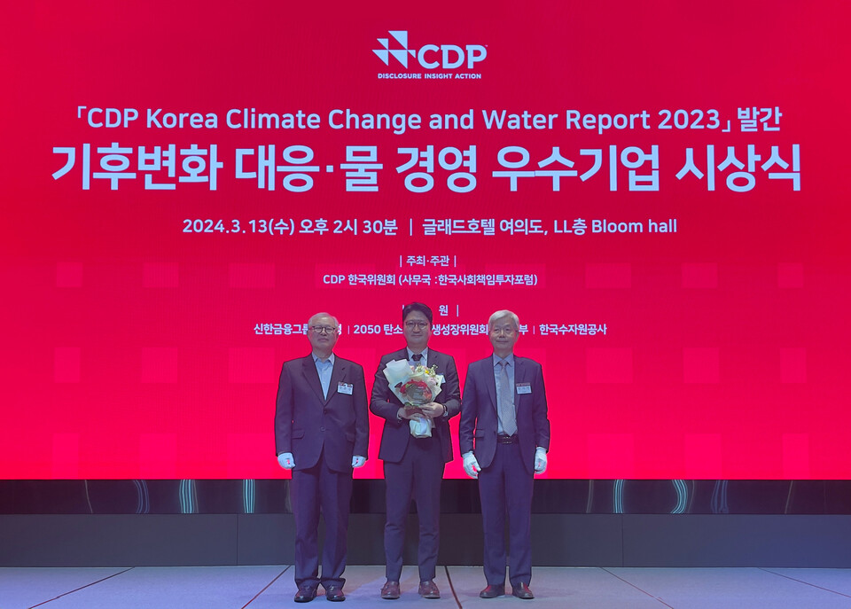 ▲SK네트웍스가 서울 여의도 글래드호텔에서 열린 ‘2023 CDP 코리아 어워드’에서 산업재 부문 ‘탄소경영 섹터 아너스 상’을 수상했다. 유봉운 SK네트웍스 경영지원본부장(가운데)이 수상 후 기념 촬영을 하고 있다.  ⓒSK네트웍스