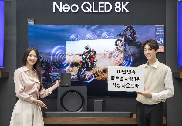 ▲삼성전자 모델이 2024년형 사운드바 'HW-Q990D'와 2024년형 Neo QLED 8K 제품을 소개하고 있다. ⓒ삼성전자