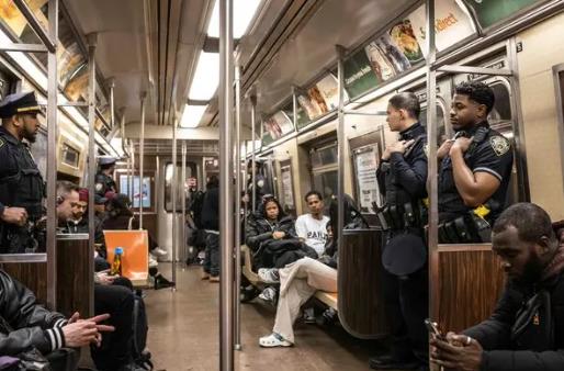 ▲ 뉴욕 주지사가 지하철 안전을 위해 방위군을 지하철에 투입했다. ⓒ NYT 홈페이지 캡쳐