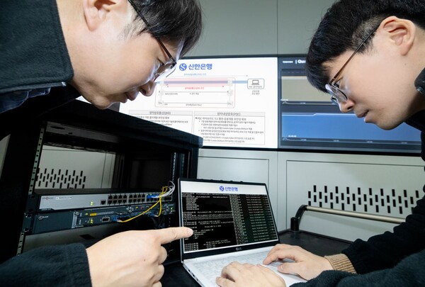 ▲KT 연구원들이 서울 중구 신한은행 본점과 강남구 신한은행 강남 별관을 연결하는 하이브리드형 양자 보안망을 테스트하고 있다. ⓒKT