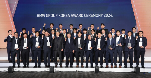 ▲지난 27일 'BMW 그룹 코리아 어워드 2024'에서 삼천리 모터스 임직원들이 수상 후 기념촬영을 하고 있다. ⓒ삼천리모터스