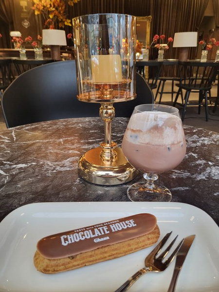 ▲가을 시즌 디저트인 세서미 초콜릿 라떼와 피칸 바닐라 에클레어. ⓒ최나리 기자