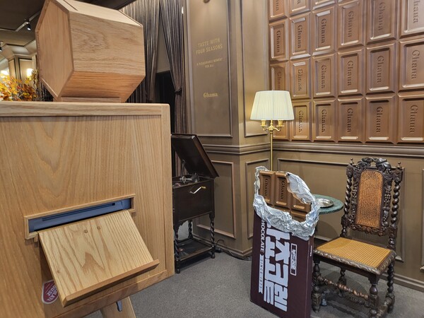 ▲가나 초콜릿 프레임으로 인화되는 포토기계와 포토존. ⓒ최나리 기자