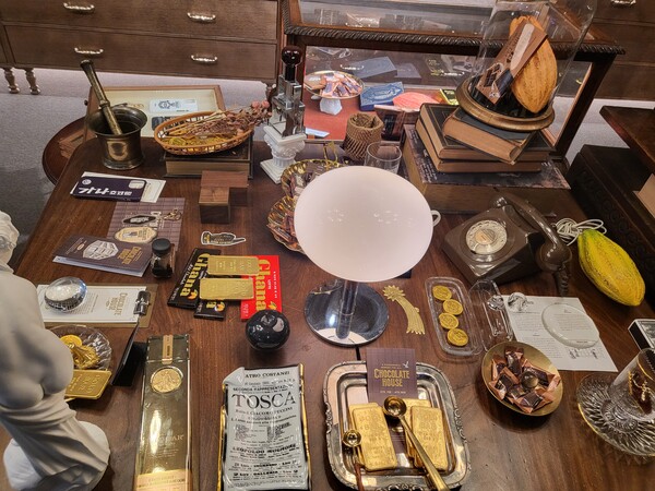 ▲가나 초콜릿과 연관된 다양한 장식들. ⓒ최나리 기자