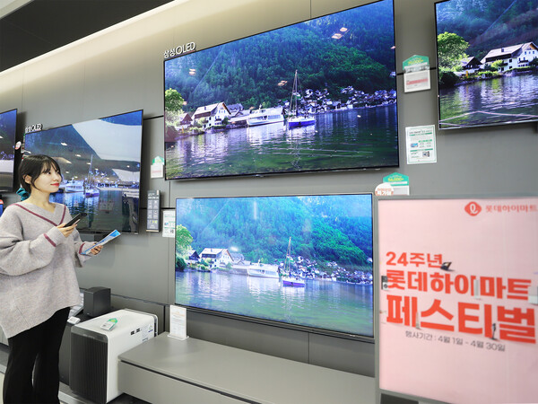 ▲‘창립 24주년 페스티벌’ 주요 상품을 소개하는 모습. ⓒ롯데하이마트