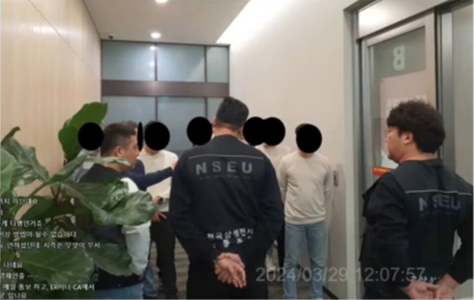 ▲지난 29일 전국삼성전자노동조합 관계자들이 기흥나노파크 내 사무실을 방문해 인사팀장과의 면담을 요구하고 있다. ⓒ전국삼성전자노동조합 유튜브 영상