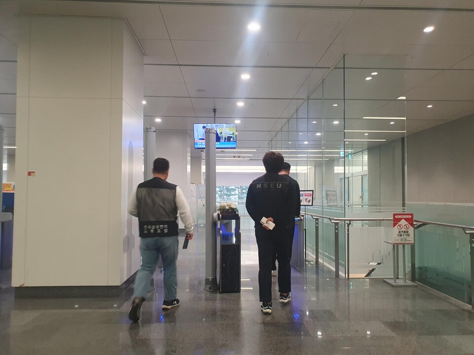 ▲한기박 전국삼성전자노동조합 쟁의대책위원장이 지난 29일 2024년 임금 인상에 대해 일방적 발표 정보를 입수하고 경계현 삼성전자 대표이사를 만나기 위해 나서고 있다. ⓒ전국삼성전자노동조합