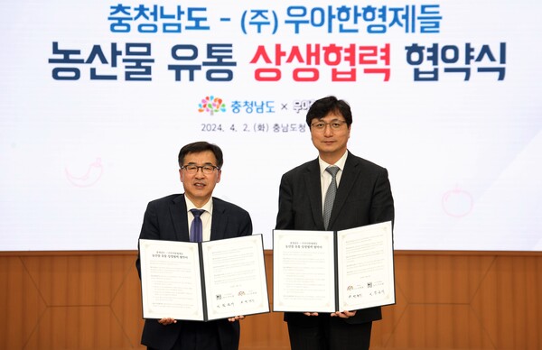 ▲함윤식 우아한형제들 부사장(오른쪽), 전형식 충남도 정무부지사가 협약 체결 후 기념사진을 촬영하고 있다. ⓒ우아한형제들