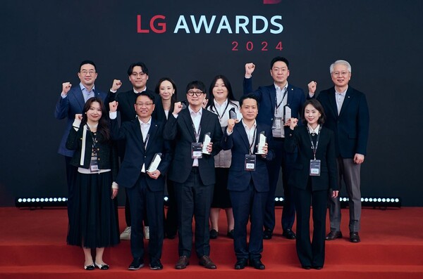 ▲2일 경기도 이천 LG인화원에서 열린 LG 어워즈에서 구광모 LG회장(뒷줄 왼쪽 첫번째)이 고객 대표, 수상자들과 기념 촬영을 하고 있다. ⓒLG전자