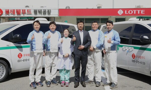 ▲이창엽 롯데웰푸드 대표(사진 왼쪽에서 네 번째)와 임직원들. ⓒ롯데웰푸드