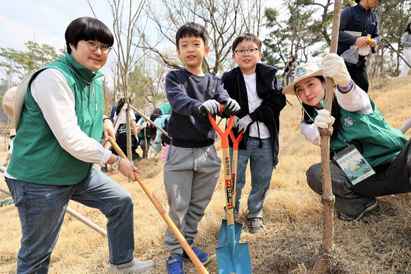 ▲스타벅스가 문화재청과 손잡고 5일 종묘에서 식목일 기념 나무 심기 봉사활동을 진행했다. 행사에 참여한 어린이들과 스타벅스 파트너들이 식재 활동을 하고 있는 모습. ⓒ스타벅스