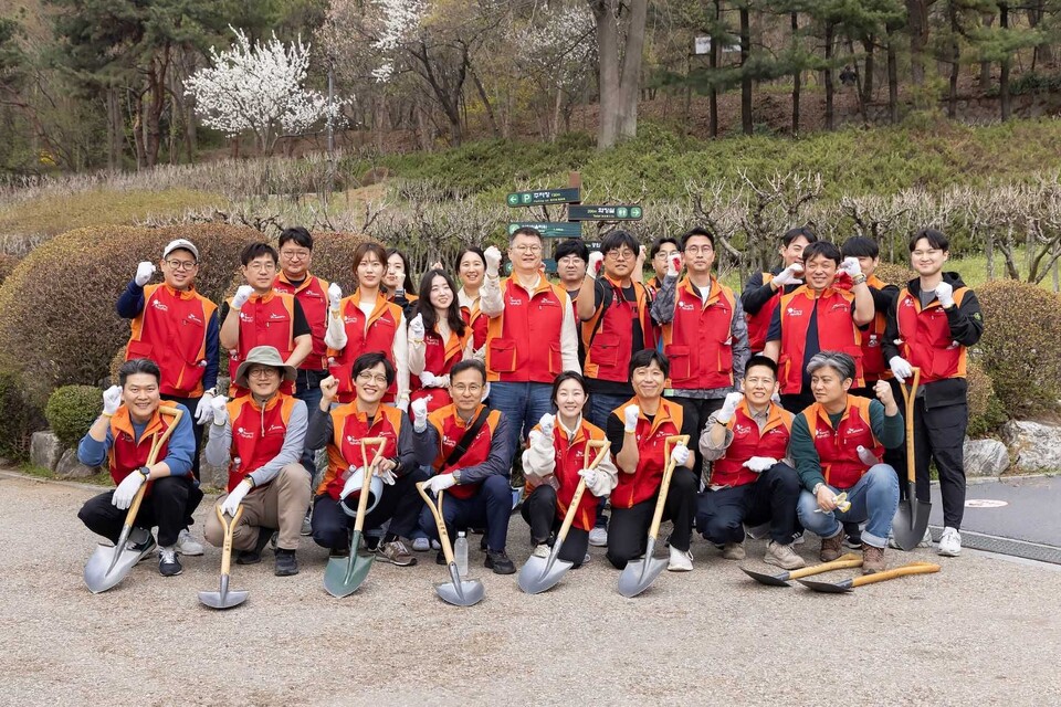▲지난 5일 식목일을 맞아 서울 남산공원에서 무궁화 묘목 식재 활동 후 이호정 SK네트웍스 대표이사 사장(가운데)과 구성원들이 기념 촬영을 하고 있다. ⓒSK네트웍스
