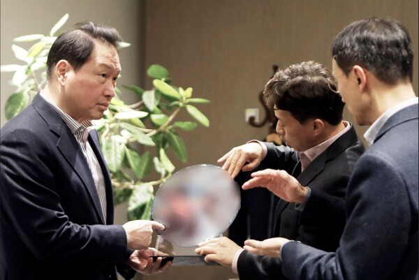 ▲최태원 SK그룹 회장이 4일 SK하이닉스 이천캠퍼스 R&D센터에서 경영진들과 반도체 현안을 점검하고 있다. ⓒSK그룹