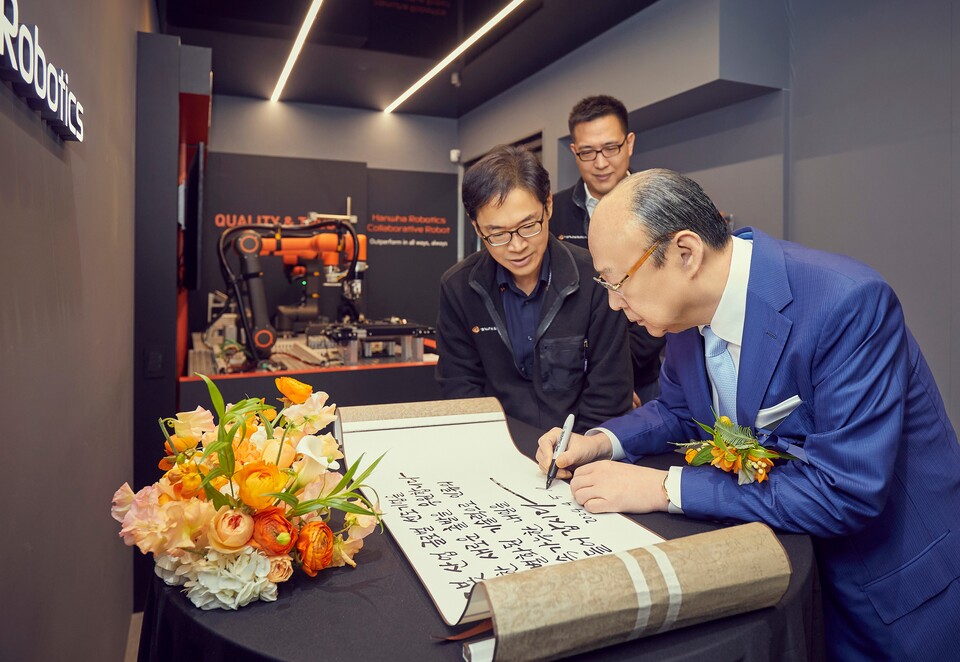 ▲김승연 한화그룹 회장(오른쪽)이 한화로보틱스를 방문해 방명록을 작성하고 있다. ⓒ한화