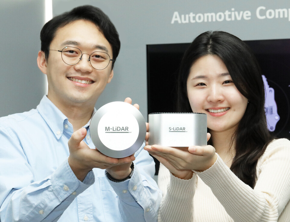 ▲LG이노텍 임직원들이 첨단운전자지원시스템(ADAS)용 센싱 핵심 부품인 ‘고성능 라이다(LiDAR)’를 선보이고 있다. ⓒLG이노텍