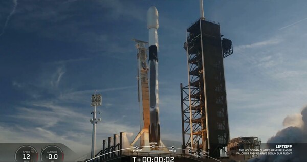 ▲8일 오전 8시 17분(한국시간) 미국 플로리다주 케네디우주센터에서 우리 군의 독자정찰위성 2호기를 탑재한 미 스페이스X사의 팰컨-9 발사체 발사되는 모습. ⓒ스페이스X