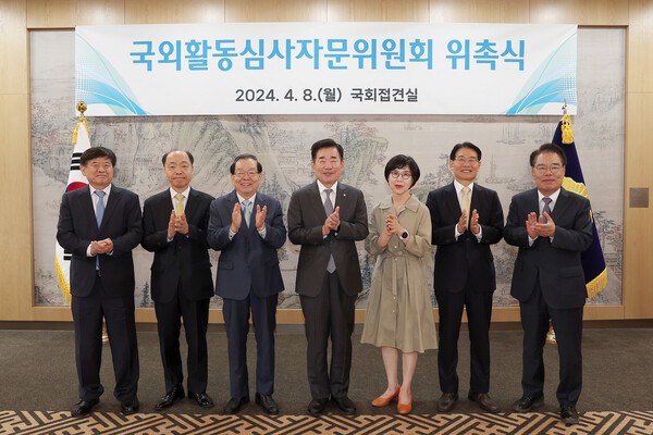 ▲김교식 의장비서실장, 조봉환 위원, 임홍재 위원, 김진표 국회의장, 장혜경 위원, 국경복 위원, 백재현 국회사무총장(사진 왼쪽부터). ⓒ국회