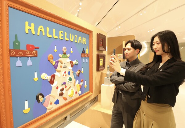 ▲‘아트 투 고’ 전시를 감사하는 모습. ⓒ현대백화점