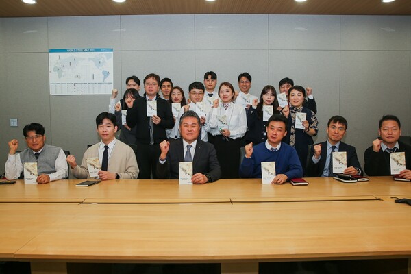 ▲동국제강그룹 준법의 날 캠페인에서 임직원들이 기념촬영을 하고 있다. ⓒ동국제강