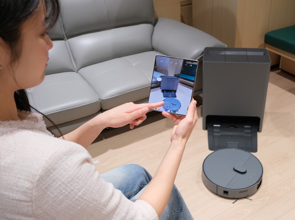 ▲삼성전자 고객이 ‘보이는 원격 상담’으로 ‘비스포크 AI 스팀’ 사용 방법을 안내받고 있다. ⓒ삼성전자서비스