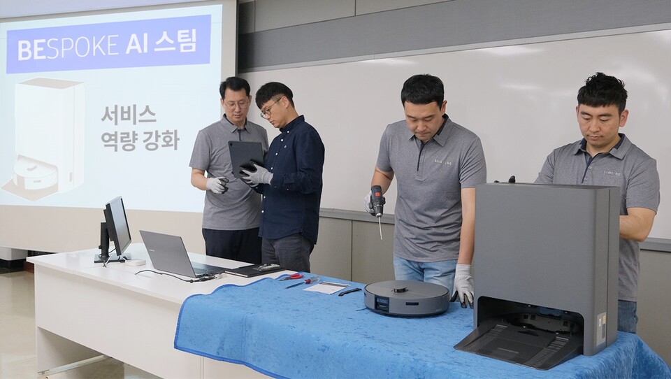 ▲삼성전자서비스 로봇청소기 전문 기술강사들이 비스포크 AI 스팀 서비스 역량 강화 교육을 진행하고 있다. ⓒ삼성전자서비스