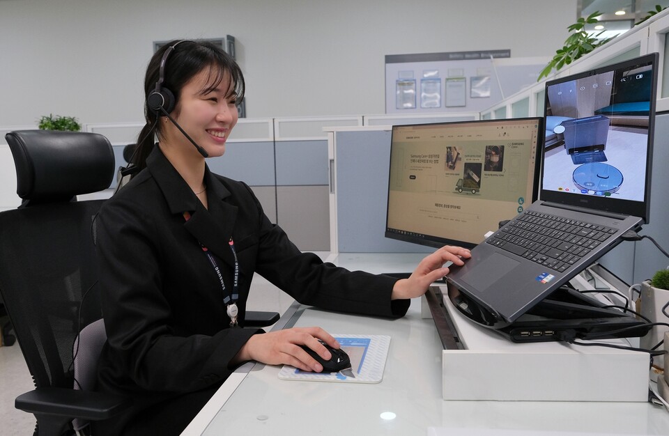 ▲삼성전자서비스 컨택센터 상담사가 보이는 원격 상담으로 고객에게 ‘비스포크 AI 스팀’ 사용 방법을 알려주고 있다. ⓒ삼성전자서비스