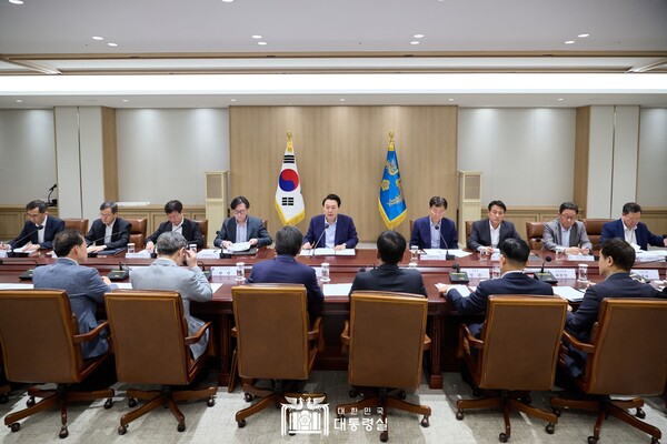 ▲14일 윤석열 대통령이 용산 대통령실에서 '중동 사태에 따른 긴급 경제·안보 회의'를 주재했다. ⓒ대통령실