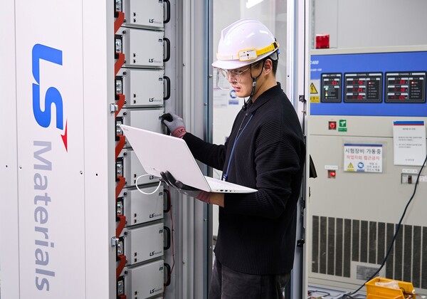▲LS머트리얼즈 직원이 '대전력 부하 제어시스템'을 점검하고 있다. ⓒLS머트리얼즈