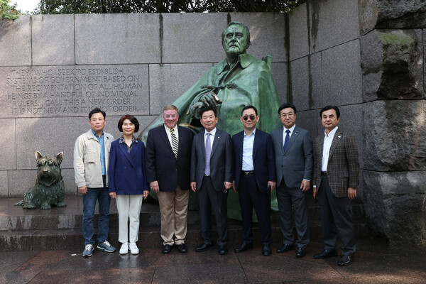 ▲송갑석·한정애 의원, 루즈벨트 미-아랍 관계 전국협의회 제2부회장 겸 CEO, 김진표 의장, 주호영·윤호중·안규백 의원 등이 프랭클린 루즈벨트 동상 앞에서 기념촬영을 하고 있다(사진 왼쪽부터). ⓒ국회