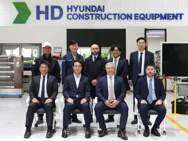 ▲(앞줄 왼쪽 두 번째)최철곤 HD현대건설기계 사장과 (왼쪽 세 번째)드미트로 포노마렌코 주한 우크라이나 대사와 관계자들이 16일 HD현대건설기계 음성 글로벌 교육센터에서 기념촬영을 하고 있다. ⓒHD현대건설기계