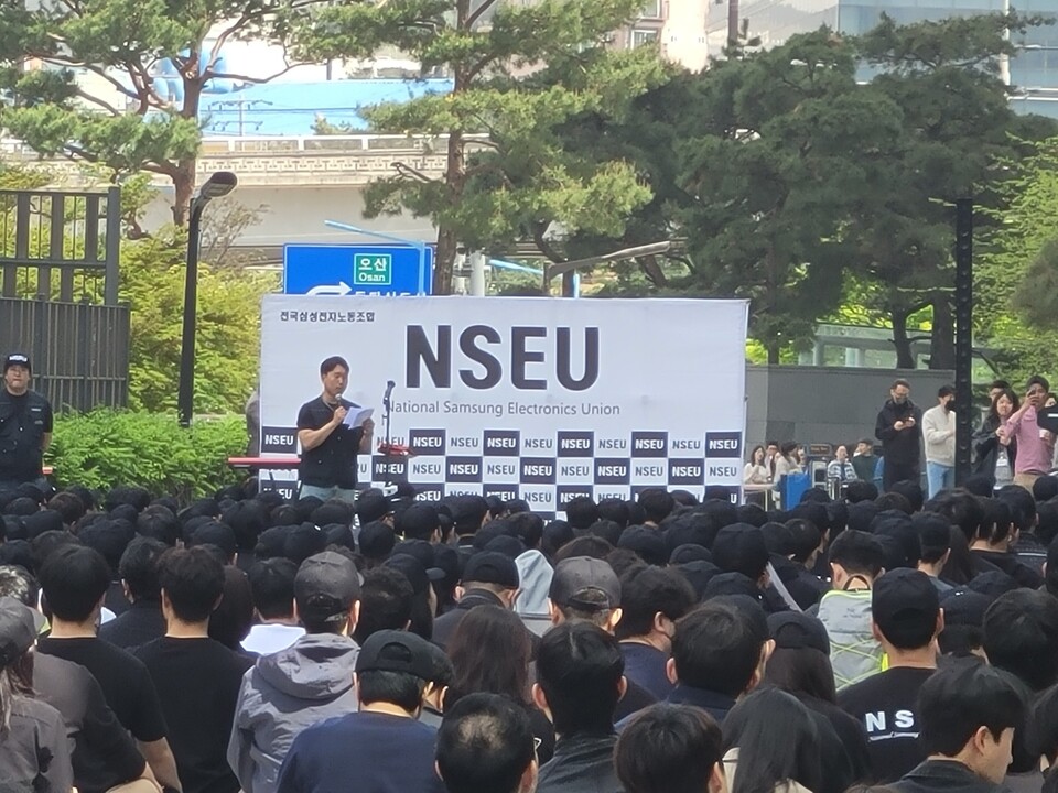 ▲삼성전자 첫 집회쟁의에서 사회를 맡은 한기박 전국삼성전자노조 쟁의대책위원장. ⓒ선호균 기자
