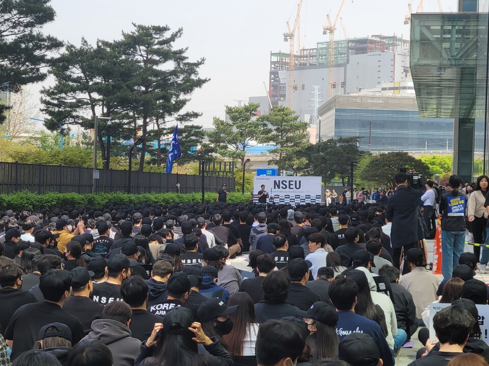 ▲17일 삼성전자 화성사업장 부품연구동(DSR) 앞 1층 로비 공간에서 전국삼성전자노조원들이 모여 사측의 행태를 성토하고 있다. ⓒ선호균 기자