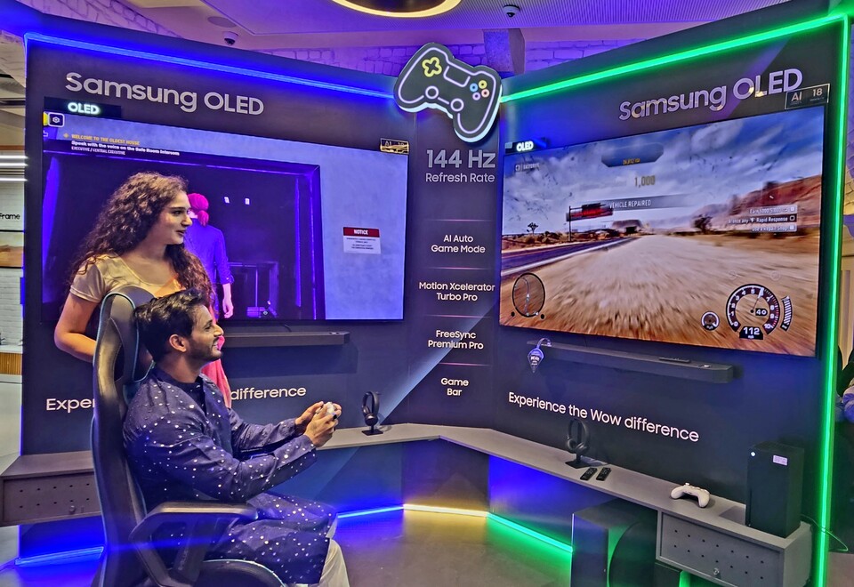 ▲삼성전자 모델이 2024년형 삼성 OLED를 소개하고 있다. ⓒ삼성전자