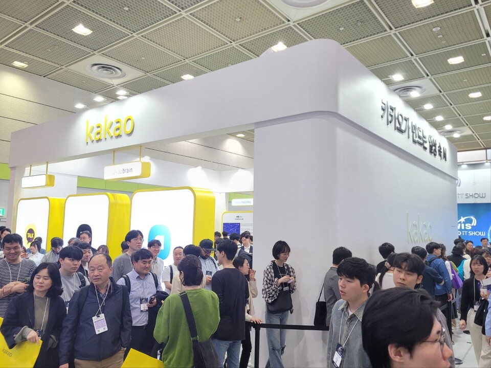 ▲2024 월드 IT쇼 이틀째인 18일 오후 서울 코엑스 3층 전시장에 있는 카카오 전시부스에 관람객들이 줄을 서서 차례를 기다리고 있다. ⓒ선호균 기자