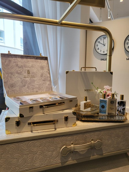 ▲여행 가방 콘셉트로 꾸며진 향수 세트. ⓒ최나리 기자