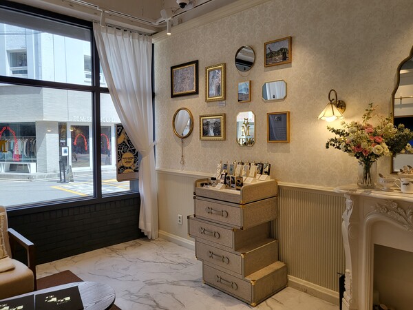 ▲호텔 라운지 형태의 메모파리 컬렉션 인테리어 전경. ⓒ최나리 기자