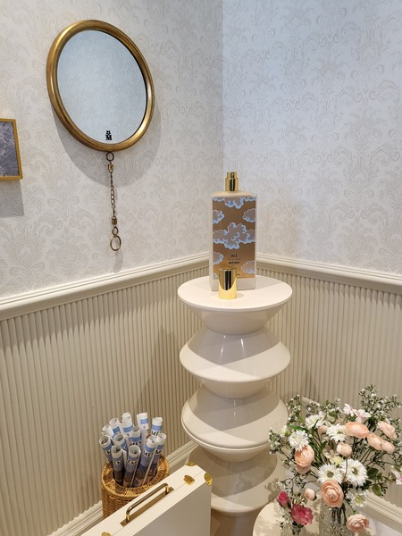 ▲메모파리 대형 향수병 조형물이 진열된 포토존. ⓒ최나리 기자