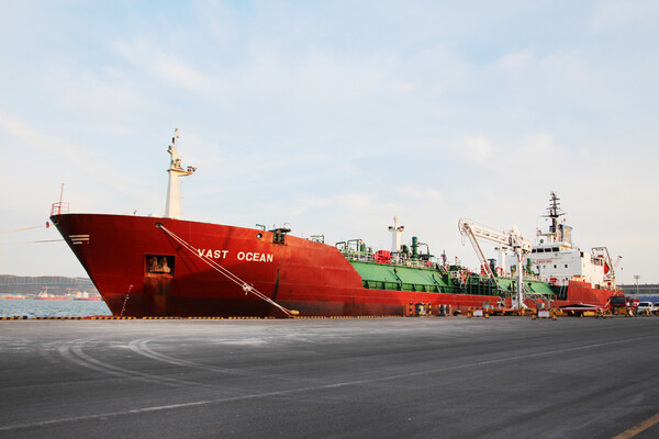 ▲롯데정밀화학이 지난 12일부터 17일까지 울산항에서 암모니아 재수출 초도 출하를 진행하고 있다. ⓒ롯데정밀화학