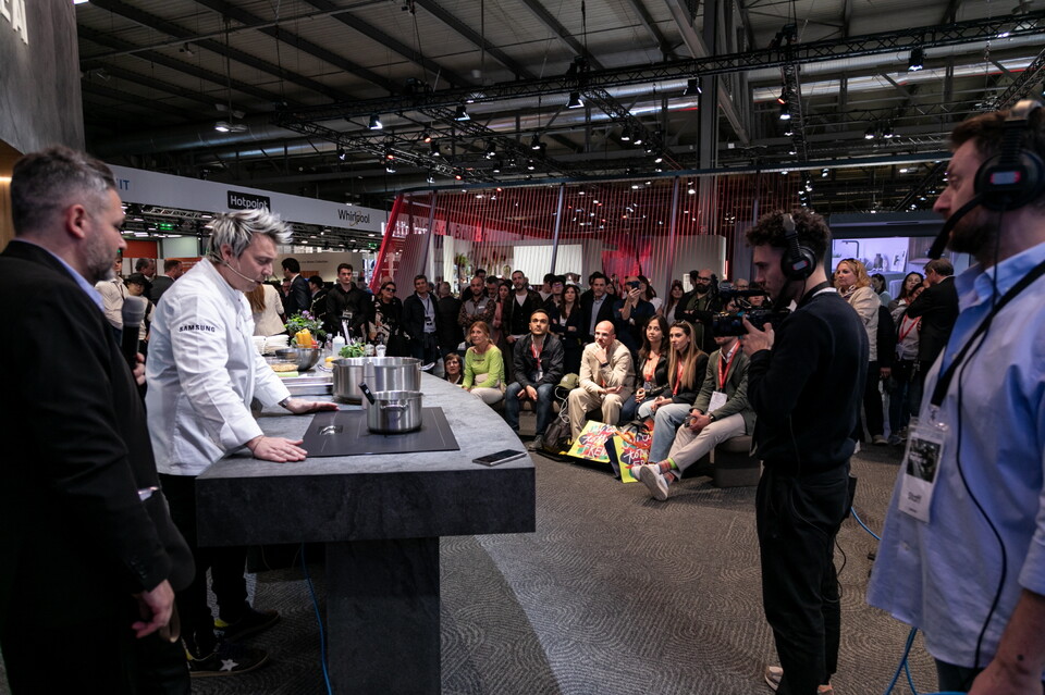 ▲삼성부스에서 안드레아 버튼 등 이탈리아 유명 셰프들이 비스포크 AI 가전을 활용한 쿠킹쇼를 선보였다. ⓒ삼성전자