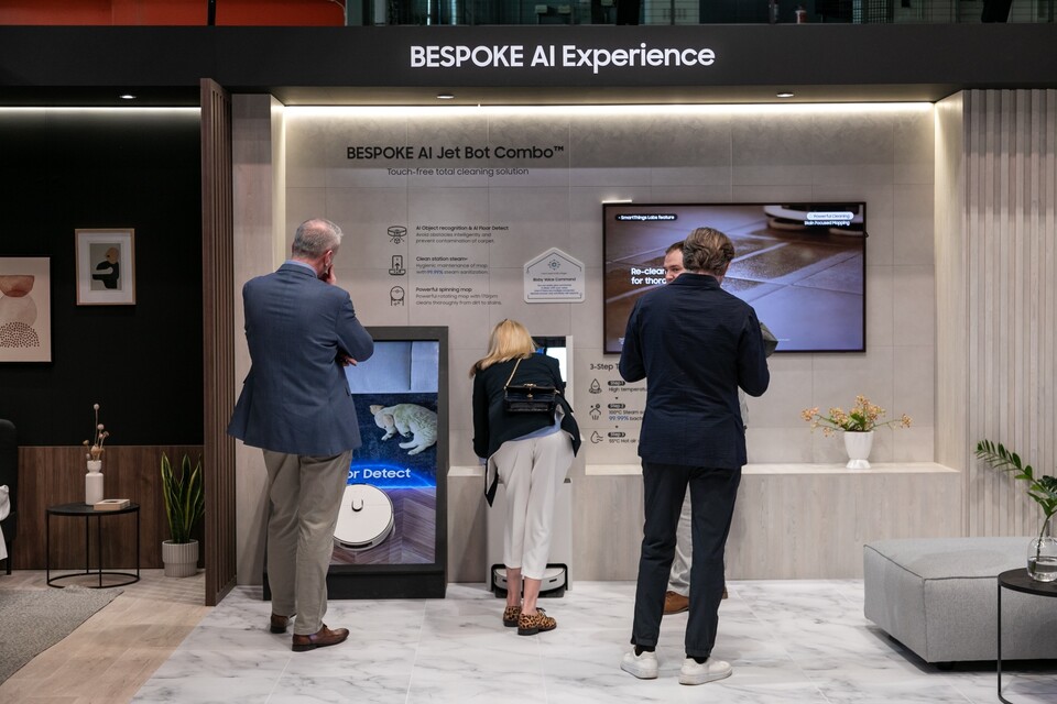 ▲삼성전자 ‘유로쿠치나 2024’ 전시장을 찾은 관람객이 ‘비스포크 AI 스팀’ 로봇청소기를 살펴보고 있다. ⓒ삼성전자
