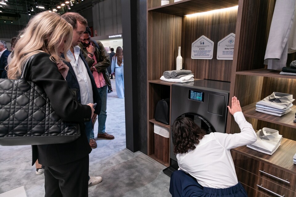 ▲삼성전자 유로쿠치나 2024 전시장을 찾은 관람객이 올인원 세탁건조기인 비스포크 AI 콤보를 관람하고 있다. ⓒ삼성전자