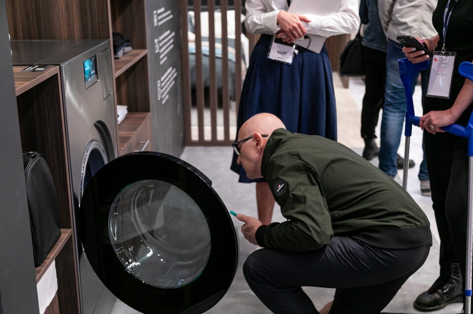 ▲삼성전자 유로쿠치나 2024 전시장을 찾은 관람객이 올인원 세탁건조기인 비스포크 AI 콤보를 관람하고 있다. ⓒ삼성전자