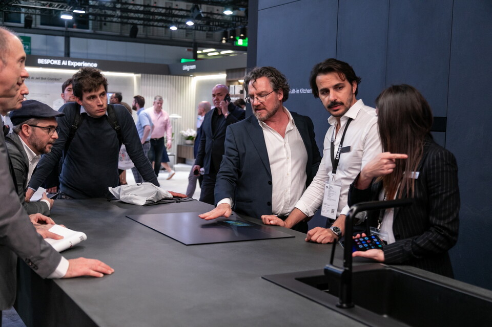 ▲삼성전자 유로쿠치나 2024 전시장을 찾은 관람객이 7형 터치스크린 AI홈이 탑재된 애니플레이스 인덕션을 살펴보고 있다. ⓒ삼성전자