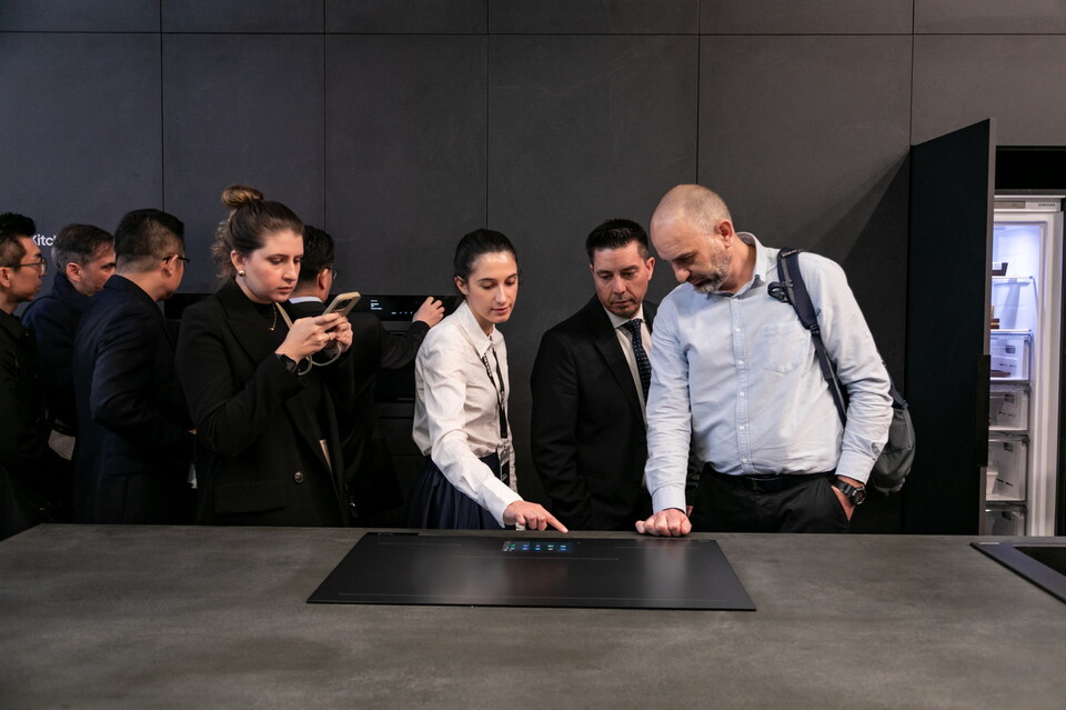 ▲삼성전자 유로쿠치나 2024 전시장을 찾은 관람객이 7형 터치스크린 AI홈이 탑재된 애니플레이스 인덕션을 살펴보고 있다. ⓒ삼성전자